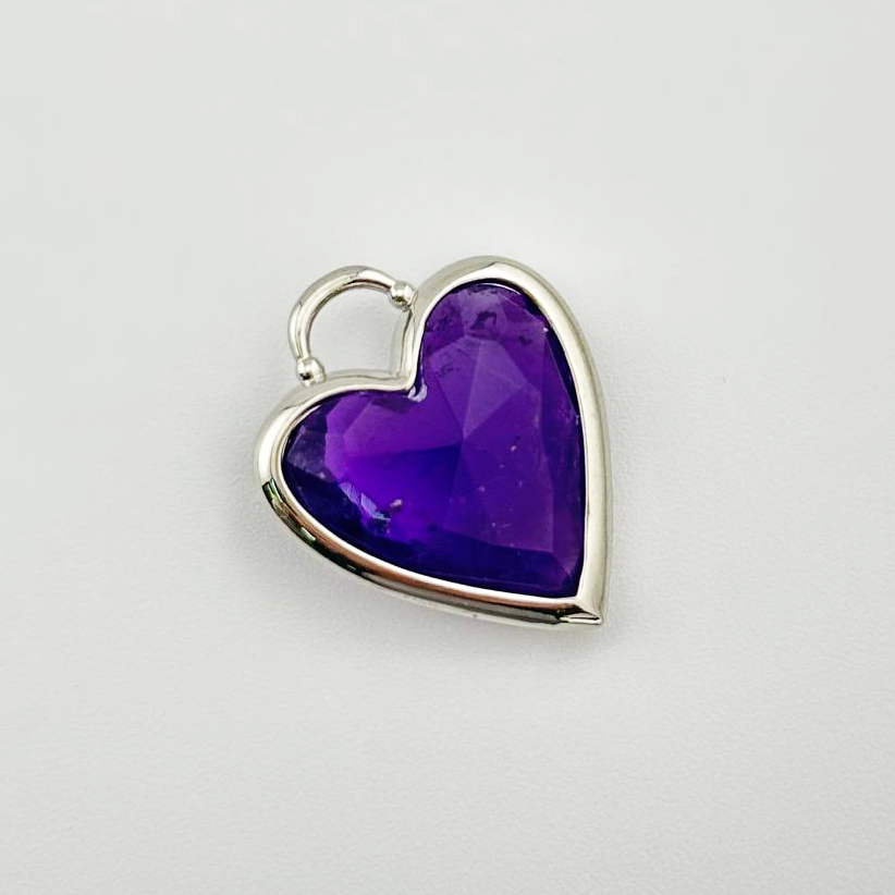 Кулон сердце с натуральным темным аметистом размер 20*24мм цвет серебро